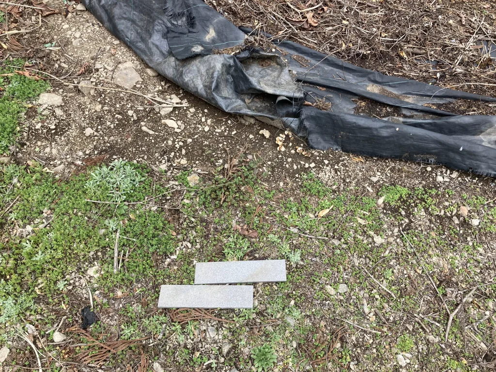 防草シートとタイルの様子