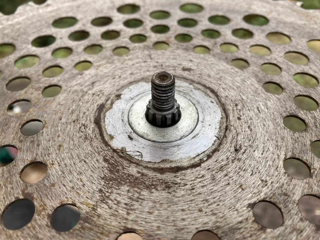 草刈り刃と受け金具