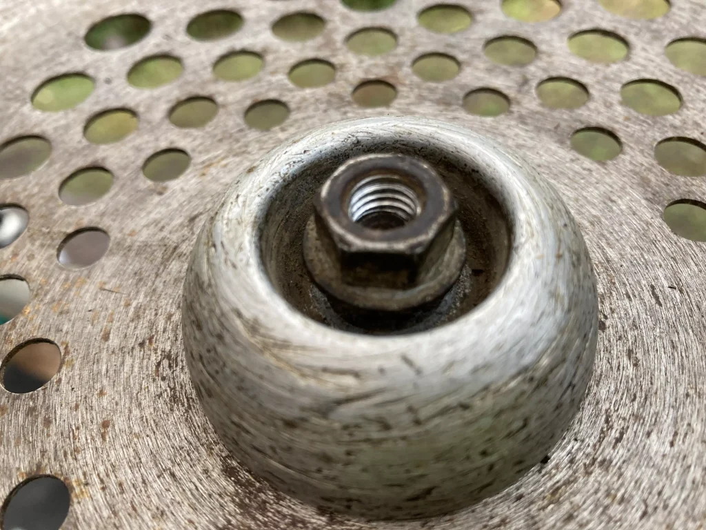 はずれかけのナット