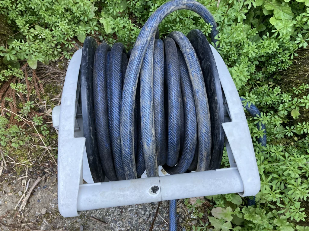 紫外線で劣化したホース