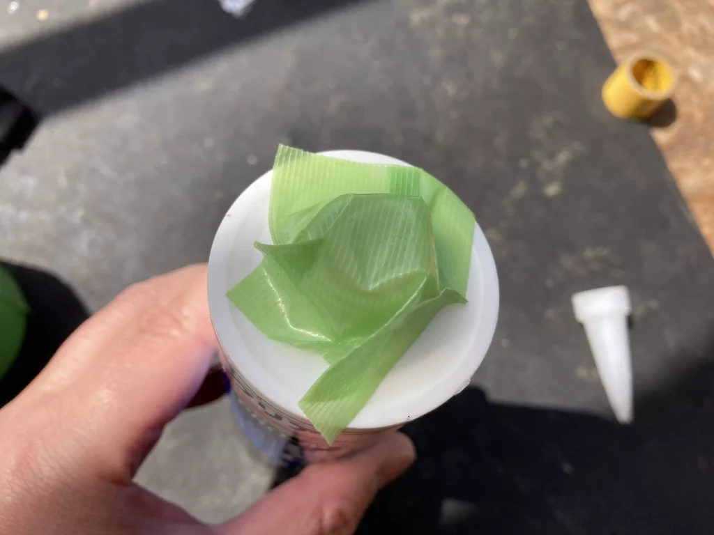 コーキング剤が固まらない方法-テープ