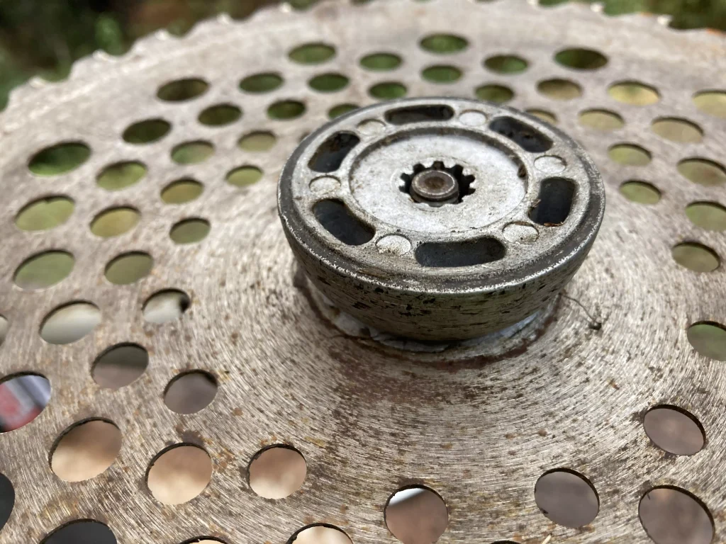 押さえ金具：NG