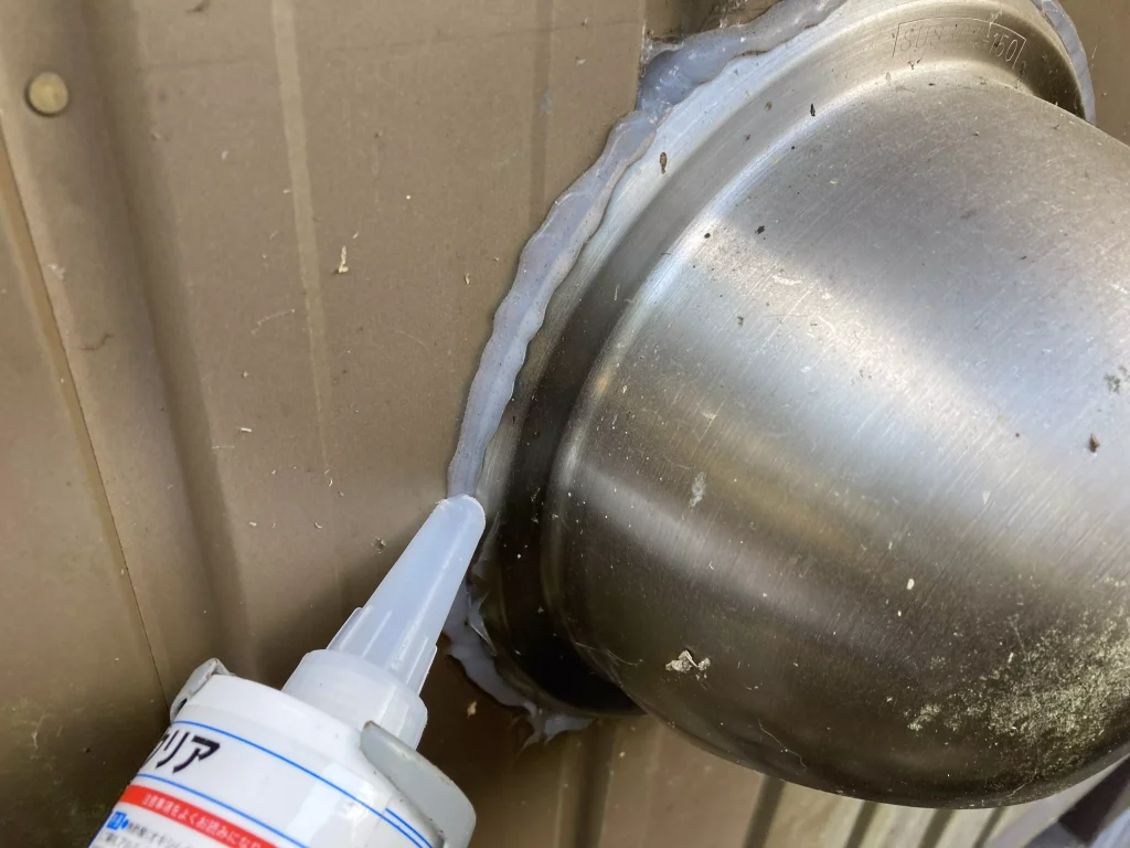 シリコンを塗り付ける