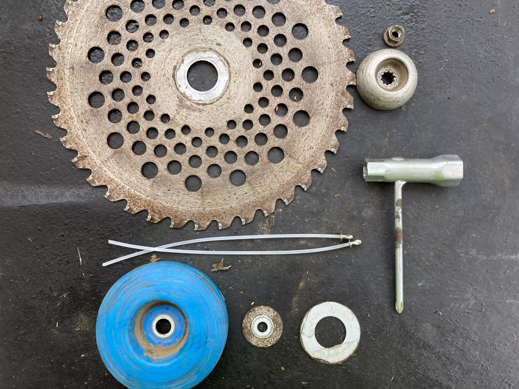 草刈機のパーツ類